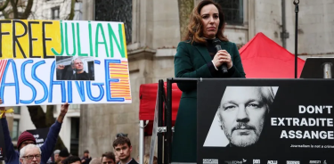 La mujer de Assange habla a sus seguidores frente al Tribunal de Londres que debe decidir si es extraditado a EU