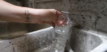 Señora hace prueba de agua en su domicilio de la alcaldía Benito Juárez por agua contaminada