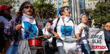 Ecuatorianas piden la libertad del exvicepresidente Jorge Glas a las puertas de la Corte en Quito