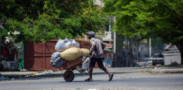 Capitalino huye con sus pertenencias de Puerto Príncipe