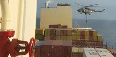 Captura de video del abordaje de miembros de la Guardia Revolucionaria al buque portugués secuestrado en el estrecho de Ormuz