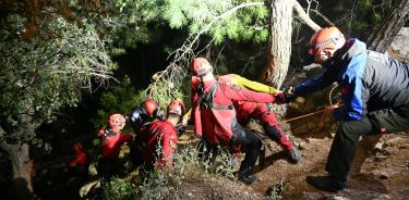 Equipos de rescate, durante el auxilio a turistas que cayeron a zona rocosa trasa el accidente de una cabina del teleférico en Turquía/