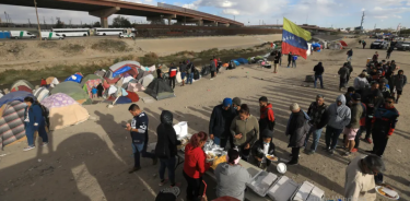 Migrantes ahuardan para cruzar hacia Estados Unidos desde Ciudad Juárez, en Chihuahua/