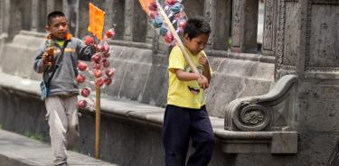 Es frecuente ver a niños trabajando en las calles de México, pero es ilegal y los expone a riesgos.