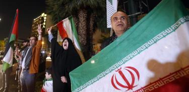 Iraníes celebran en las calles de Teherán el lanzamiento de drones y misiles con dirección a Israel