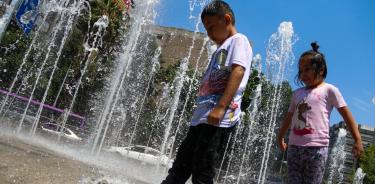 Niños se refrescan ante la ola de calor que se ha dejado sentir en la capital del paìs/CUARTOSCURO/