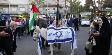 Un burro está vestido con banderas israelíes durante una celebración tras el ataque de Irán a Israel, en la plaza Palestina, en Teherán