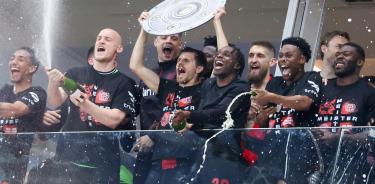 Jugadores del Leverkusen celebran el campeonato de la Bundesliga alemana tras el partido de fútbol entre el Bayer 04 Leverkusen y el SV Werder Bremen