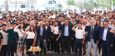 El gobernador de Guanajuato, Diego Sinhue Rodríguez con jóvenes estudiantes de Conalep, en el magno evento Encuentro de Mentefactura CONALEP Incubando Soluciones