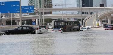 Una carretera inundada después de fuertes lluvias en Dubai, Emiratos Árabes Unidos