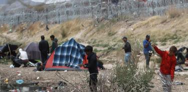 Migrantes permanecen en carpas improvisadas en Ciudad Juárez en Chihuahua, en las inmediaciones de la frontera entre Mécxico y EU/