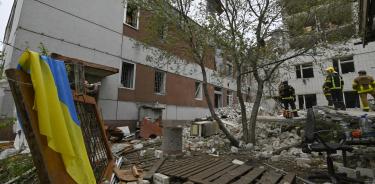 Rescatistas ucranianos trabajan en el lugar de un ataque con misiles en Chernihiv, norte de Ucrania