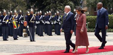 Honores militares en la Plaza de Armas del palacio presidencial colombiano durante el recibimiento del presidente brasileño, Luiz Inácio Lula da Silva