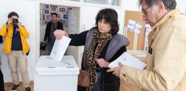ZUna mujer vota durante las elecciones parlamentarias en Zagreb, Croacia