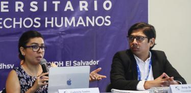 La directora del Instituto de Derechos Humanos de la Universidad Centroemericana (IDHUCA) Gabriela Santos y el director del Observatorio Universitario de Derechos Humanos (OUDH) Jorge Rodríguez
