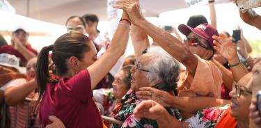 La aspirante presidencial Claudia Sheinbaum Pardo, se deja querer por sus huestes, en su camino al templete desde donde se dirigió a las mujeres yucatecas