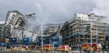 Los muros exteriores de la Bolsa de Valores se derrumbaron tras el incendio en Copenhague, Dinamarca