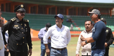 Mauricio Vila Dosal durante su recorrida por la nuebva casa de Los Leones de Yucatàn de beisbol/