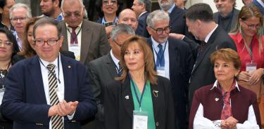 El rector de la UNAM, Leonardo Lomelí y las rectoras de las universidades colombianas El Bosque, María Clara Rangel; y Dolly Montoya, de la Nacional de Colombia, en Bogotá.