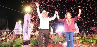 Rodrigo Arredondo, candidato de Morena, inicia su campaña electoral en el Zócalo de Cuautla, Morelos, acompañado por la candidata a la gubernatura Margarita González Saravia