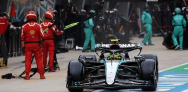 El piloto de Mercedes Lewis Hamilton de Gran Bretaña en boxes durante el Gran Premio de China de Fórmula Uno