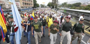 Manifestantes opositores al gobierno del presidente Gustavo Petro marcha este domingo en Cali (Colombia)