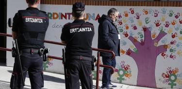 Dos ertzainas en un colegio electoral en Bilbao