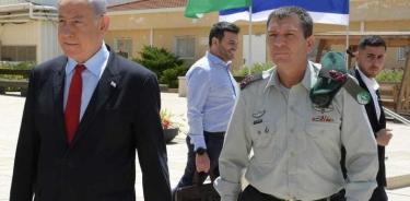 Imagen de archivo del general Aharón Haliva (d) junto al primer ministro de Israel, Benjamín Netanyahu