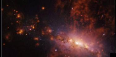 Gas (en rojo, arriba y abajo) es expulsado de la galaxia cercana NGC 4383.