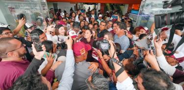 Cientos de jóvenes reciben en el aeropuerto de Tampico, a Claudia Sheinbaum, candidata presidencial por Morena-PT-PVEM