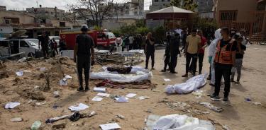 Palestinos exhuman cadáveres del destruido hospital Nasser, en Jan Yunis, sur de la Franja de Gaza