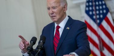 El presidente Joe Biden, con un pin en la solapa con las banderas de EU y Ucrania, se felicita este miércoles por el paquete de ayuda contra el invasor ruso