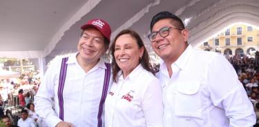 El dirigente nacional de Morena Mario Delgado y Rocio Nalhe, candidata guinda a Veracruz