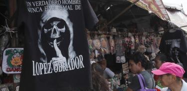 Fotografía que muestra una playera con la imagen de la Santa Muerte junto con figuras del presidente de México Andrés Manuel López Obrador