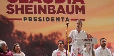 La aspirante presidencial Claudia Sheinbaum asumió el compromiso que representa la entrega del bastón de mando de la comunidad de Tamazunchale, en San Luis Potosí