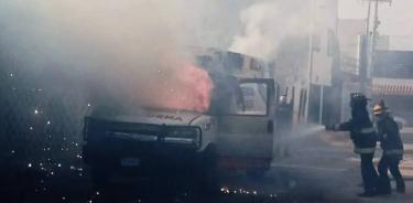 Escena de la quema de una ambulancia el pasado lunes en Celaya, Guanajuato.