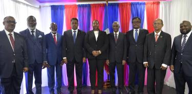 Miembros del Consejo Presidencial de Transición de Haití, posan durante una ceremonia este jueves en Puerto Príncipe
