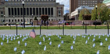 Pequeñas banderas de Israel, colocadas estratégicamente este jueves en el césped contiguo al que protestan los alumnos propalestinos en la Universidad de Columbia