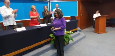 Antígona Segura Peralta con su medalla. Atrás las autoridades del ICN y, la segunda de  izq a der, Fabiola Aceves.