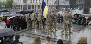 Ceremonia de despedida de un soldado ucraniano en la Plaza de la Independencia en Kiev