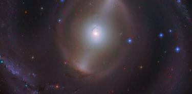 Esta imagen del Telescopio Espacial Hubble de NASA/ESA muestra la galaxia NGC 2217.