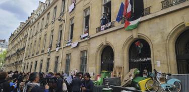 Cerca de 200 estudiantes propalestinos bloqueaban este viernes el prestigioso centro universitario Sciences Po de París