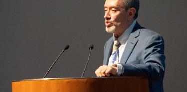 Adrián Velázquez Castro ofreció la conferencia  “Conociendo el pasado a través de los materiales arqueológicos de concha”, en el Colegio Nacional.