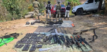 Arsenal asegurado en campoamento del narco en Michoacán/