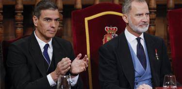El presidente del Gobierno español, Pedro Sánchez, junto al rey de España, Felipe VI, durante la reciente entrega del premio Cervantes