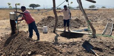 Campesinos perforan un pozo para captar agua en el poblado San José del Progreso, municipio de Ocotlán, Oaxaca