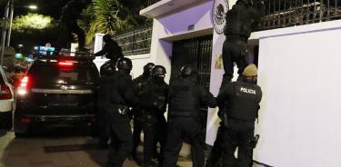 Integrantes de un cuerpo élite de la Policía ecuatoriana irrumpen en la Embajada de México en Quito