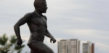 Escultura en homenaje al ex futbolista brasileño Dani Alves en Juazeiro (Brasil).