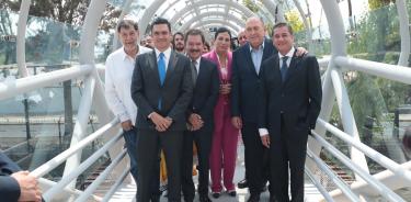 Integrantes de los órganos de gobierno de la Cámara de Diputados transitan por el nuevo Puente Bicentenario en San Lázaro.