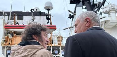 Javier Milei, mientras conversa con el embajador de Estados Unidos en Argentina, Marc Stanley, durante la ceremonia de recepción de un buque de la Guardia Costera de Estados Unidos